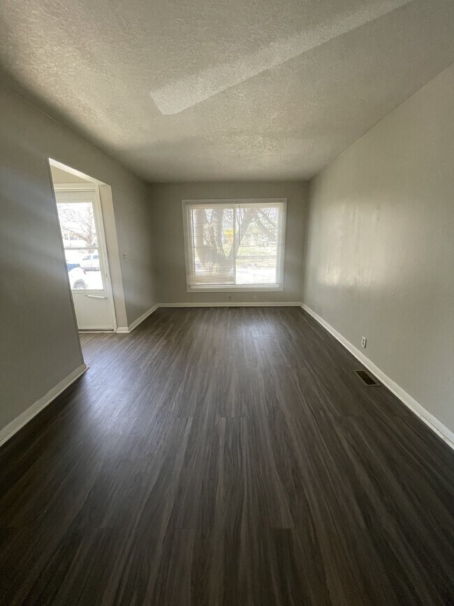 Building Photo - 2322 S Broadview St, Wichita, KS 67218-493...