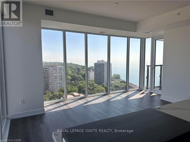 Building Photo - 370 Martha St