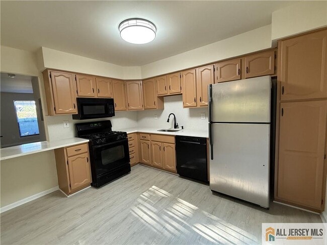 Building Photo - 2305 Deerfield Dr