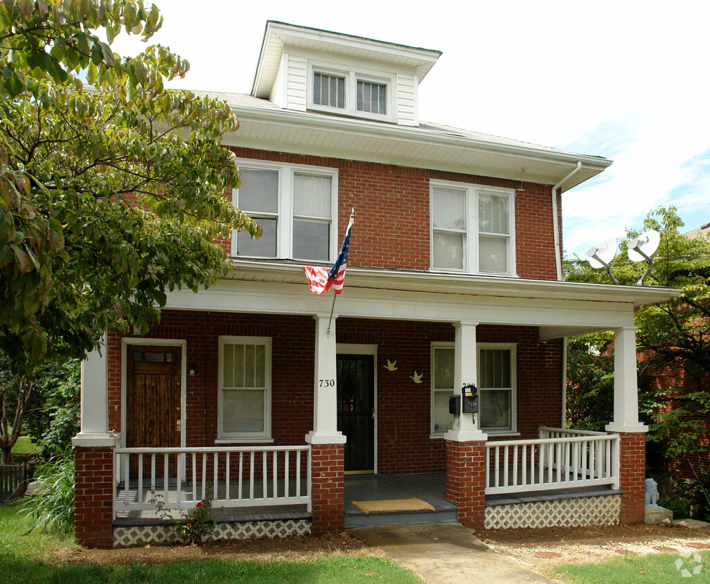 Primary Photo - 730-732 Montrose Ave