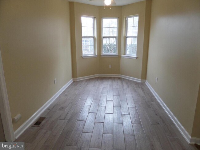 Building Photo - 285 Parkview Dr