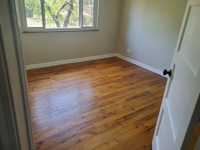 bedroom - 3335 N Harrison St