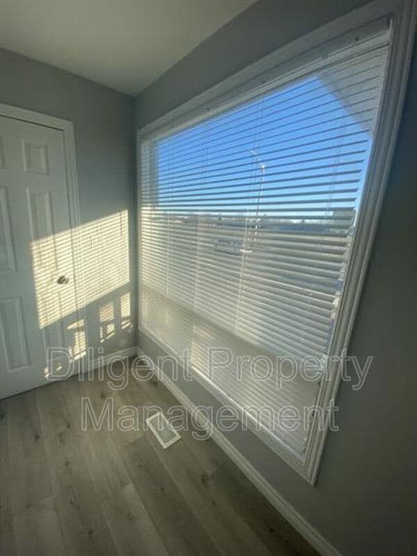 Building Photo - 260 Lansdowne St W