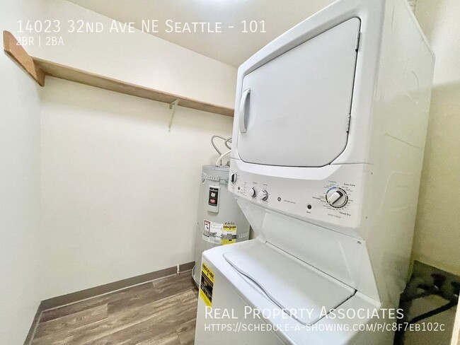 Building Photo - Spacious and Bright 2-Bed/2-Bath! **Parkin...