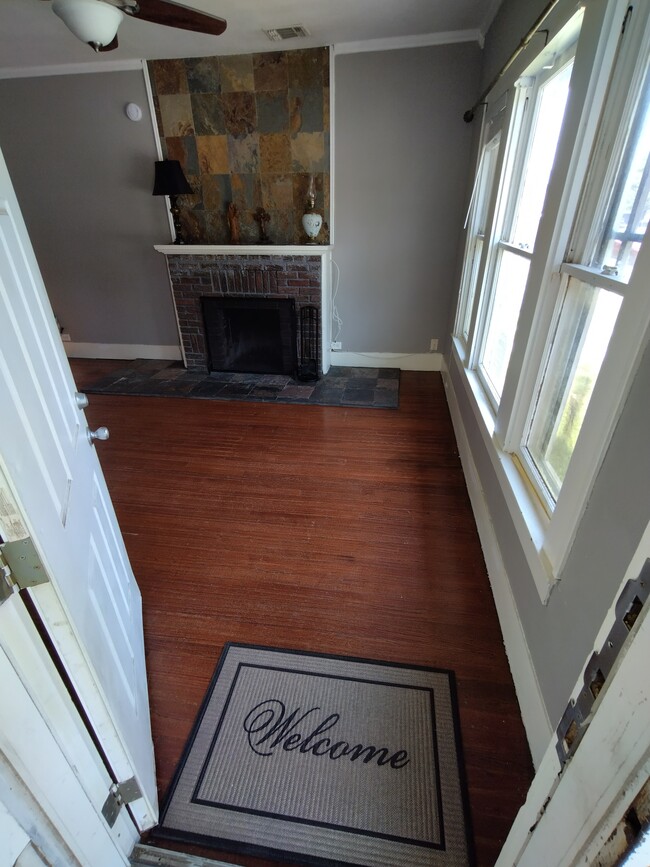 Welcome in! - 826 W Lynwood Ave