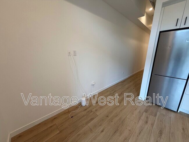 Photo du bâtiment - 660-660 Cawston Ave