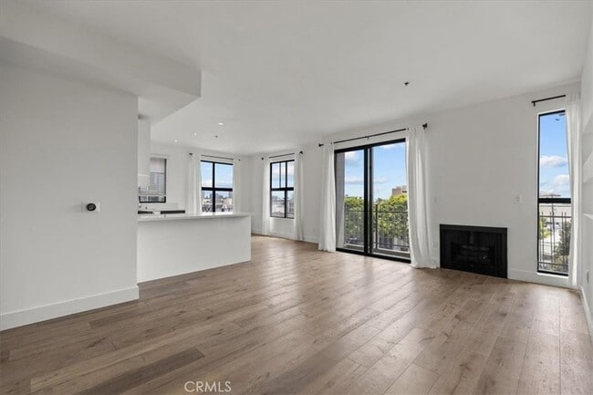 Foto del edificio - 8811 Burton Way