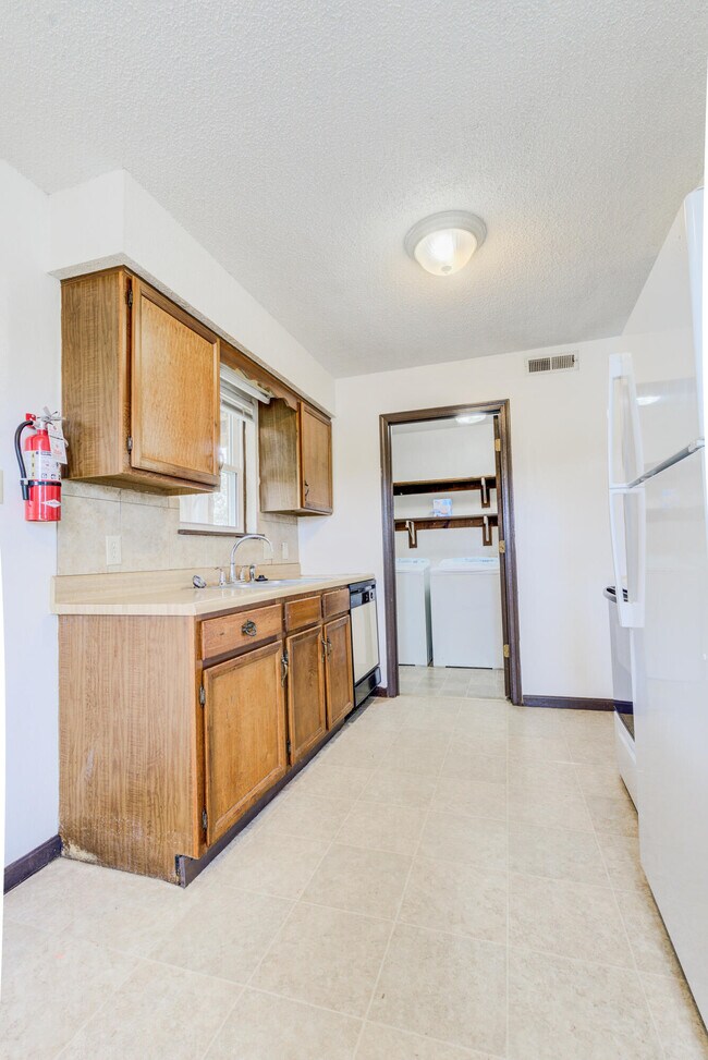 Building Photo - 406 W Southampton Dr