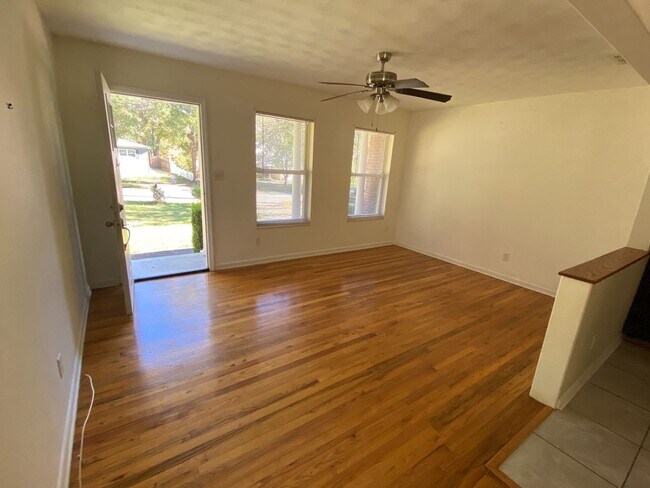 Building Photo - Fabulous Three Bedroom - Minutes from FSU ...