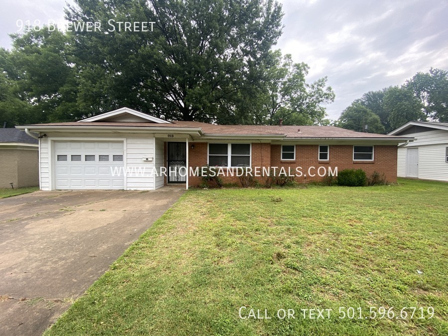Primary Photo - 918 Brewer Street | $1295 | 3 beds, 1 full...