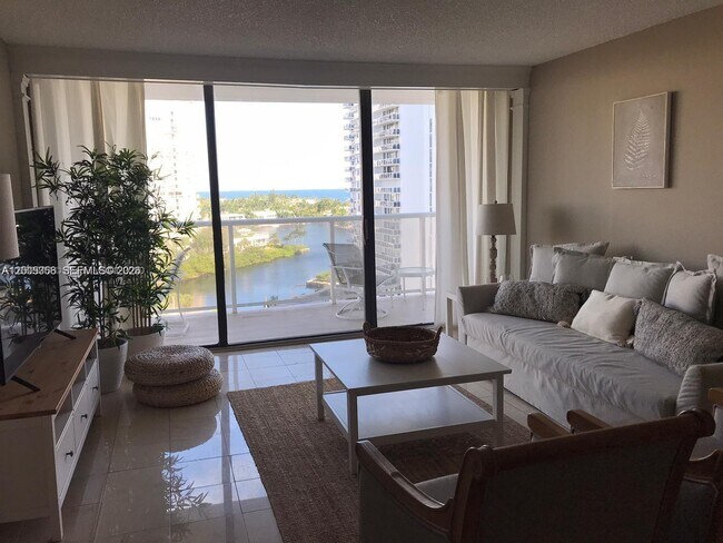 Foto del edificio - 3731 N Country Club Dr