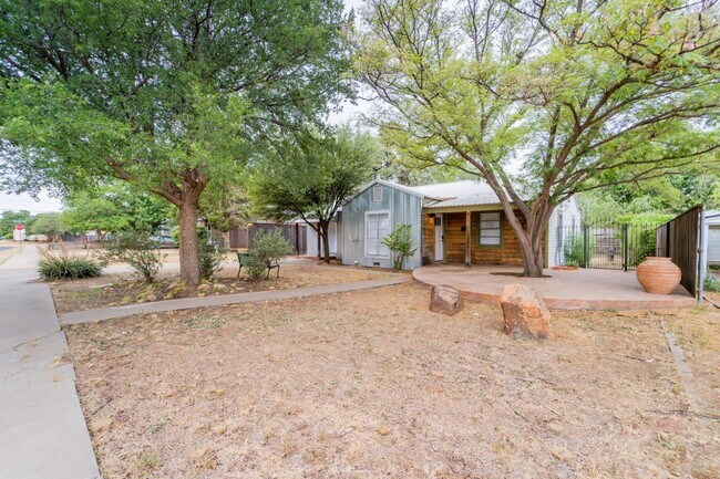 Foto del edificio - AUGUST PRE-LEASE! ADORABLE 3 bedroom!