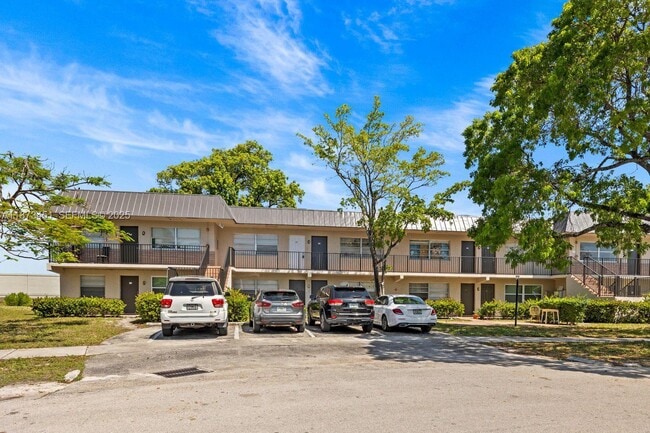 Building Photo - 304 NW 30th Ct