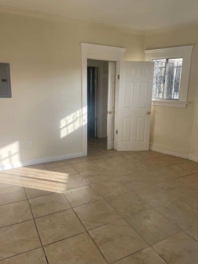 Building Photo - 705 W 41st Pl