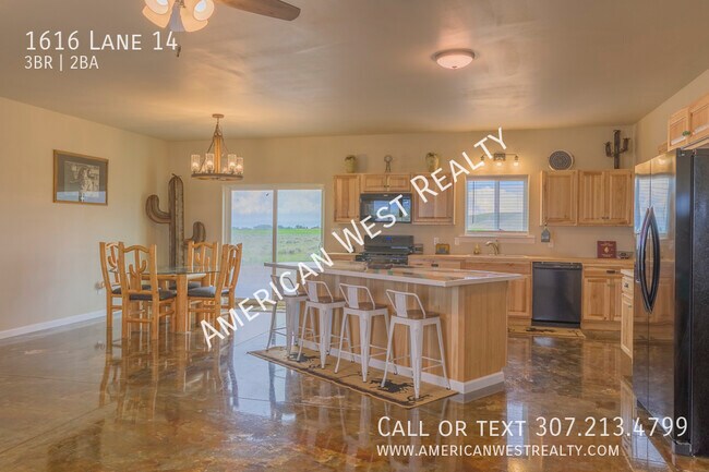 Foto del edificio - 3 bed 2 bath with garage