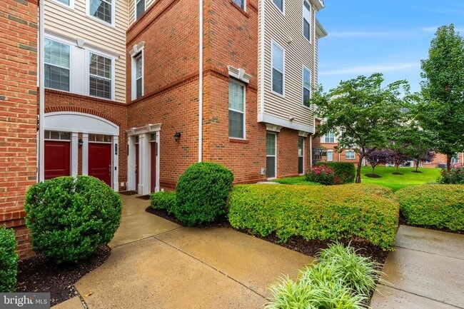 Building Photo - 23290 Milltown Knoll Square