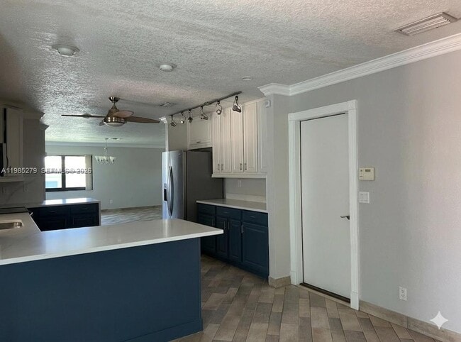 Foto del edificio - 633 NE 2nd St