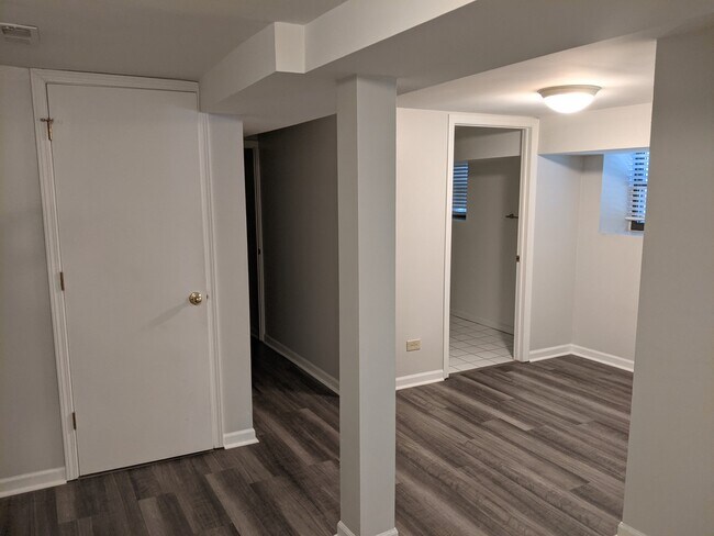 Foto del edificio - 2106 N Sheffield Ave
