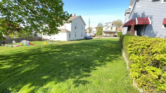 Building Photo - 2 Bedroom/1 Bath with extra large yard in ...