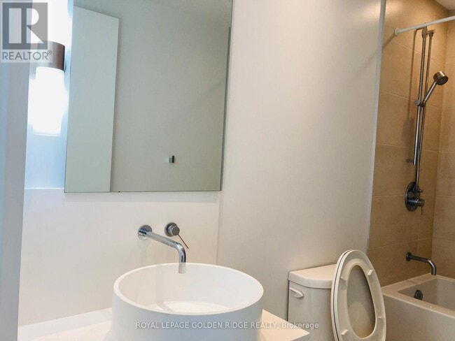 Building Photo - 185 Roehampton Ave