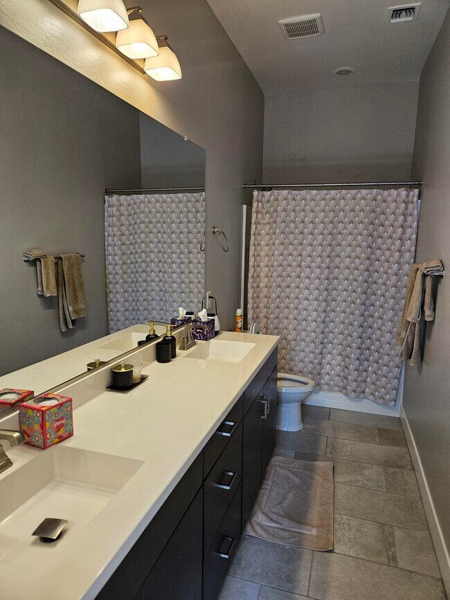 Baño privado con dos lavabos - 1332 E La Mirada Dr