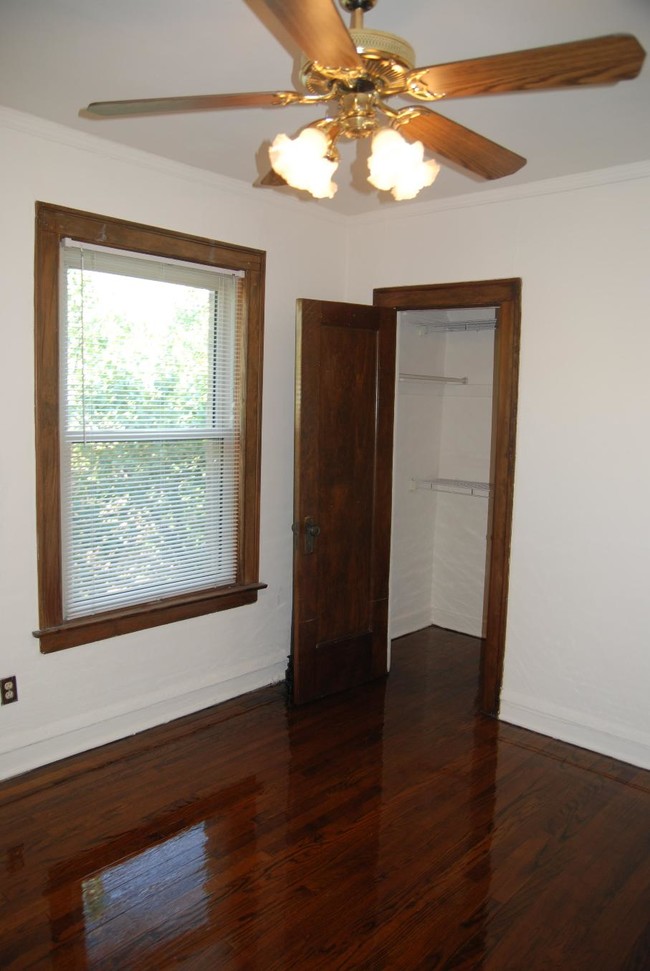 Building Photo - 520 W Belden Ave