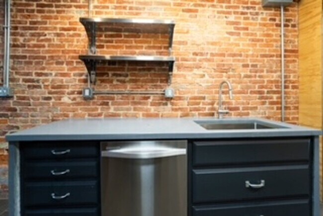 Building Photo - AMAZING 1 BEDROOM TOWNHOME IN HOLLINS MARKET