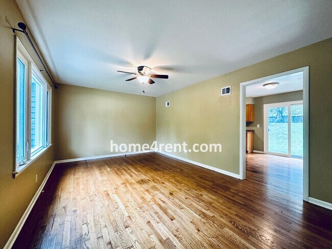Building Photo - Adorable Ranch Style Home in Overland Park...
