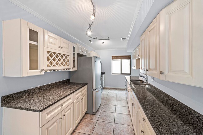 Foto del edificio - Modern 2 Bed 2 Bath. Only 1 Block Away from Jacksonville Beach. Pet Friendly