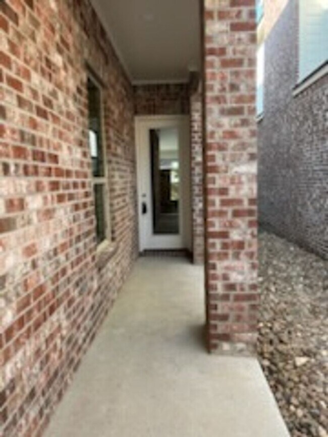 Building Photo - 3 Bed 2 Bath Rental