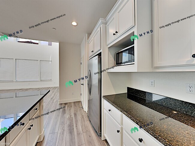 Building Photo - 3 br, 3.5 bath Townhome - 325 Lucuma Ln