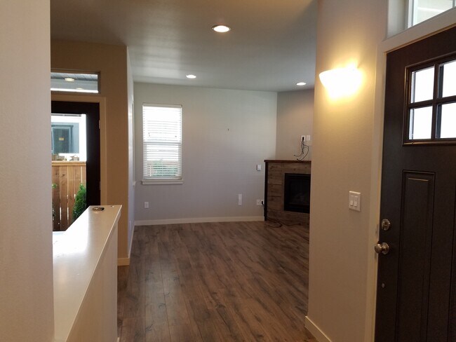 Foto del edificio - 3 Bdrm 2.5 bath newer home in a quiet SE c...