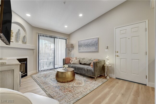 Building Photo - 950 Seven Hills Dr