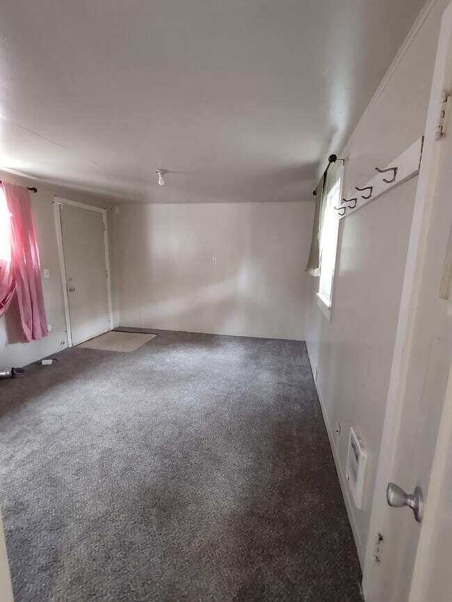 Building Photo - Cute Two Bedroom Home With Partly Fence Ba...