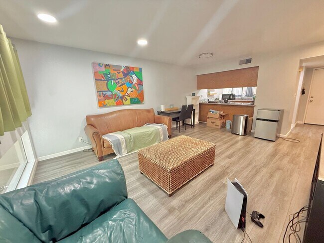 Foto del edificio - One Bedroom One Bath Condo Available in Wa...