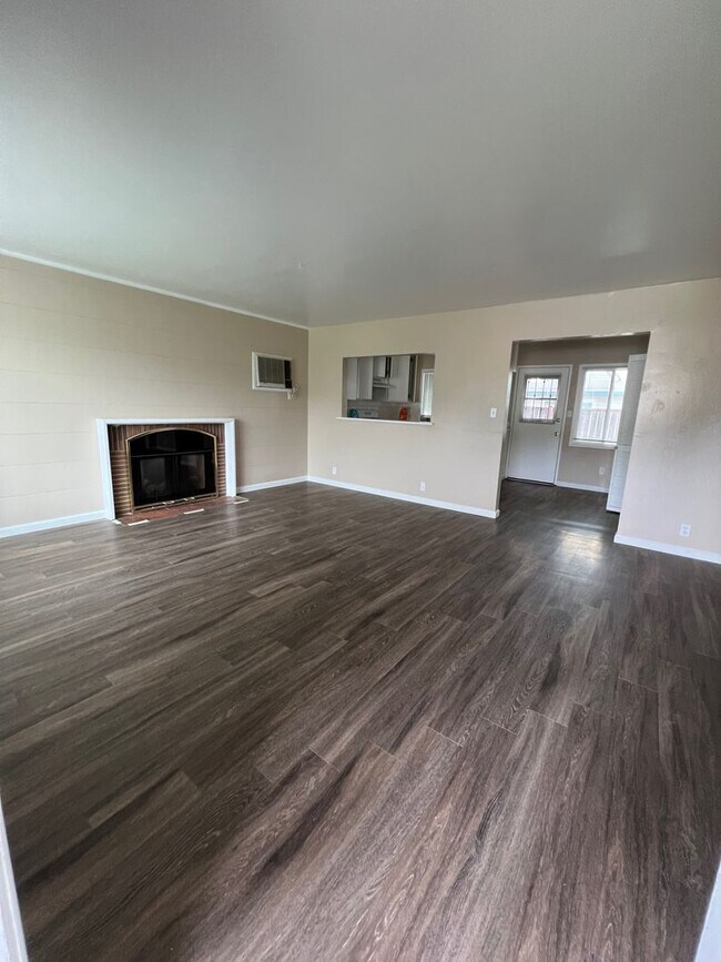 Foto del edificio - 3012-3014 MIRAMAR ROAD