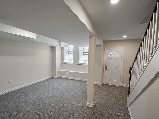 Building Photo - 2706 W Warren Blvd