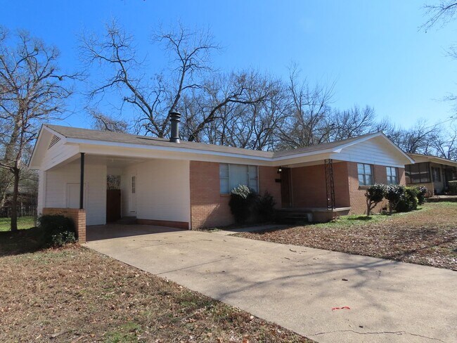 Foto del edificio - South Tyler!  Newly Remodeled Lovely 3 Bedroom, 1.5 Bath House w/Carport  Section 8 Accepted