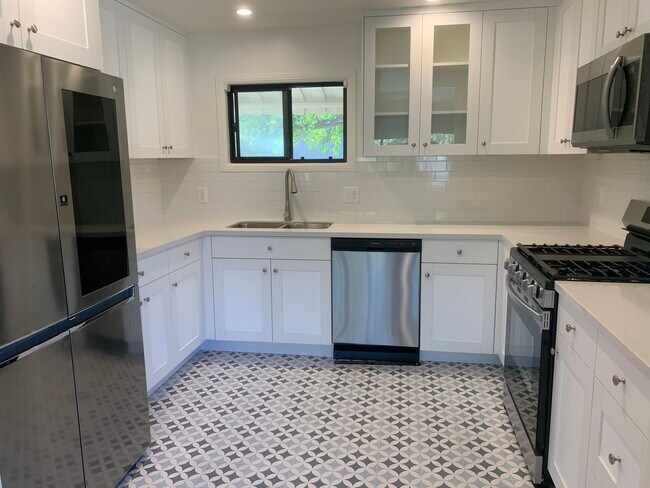 Building Photo - 3210 Dos Palos Dr