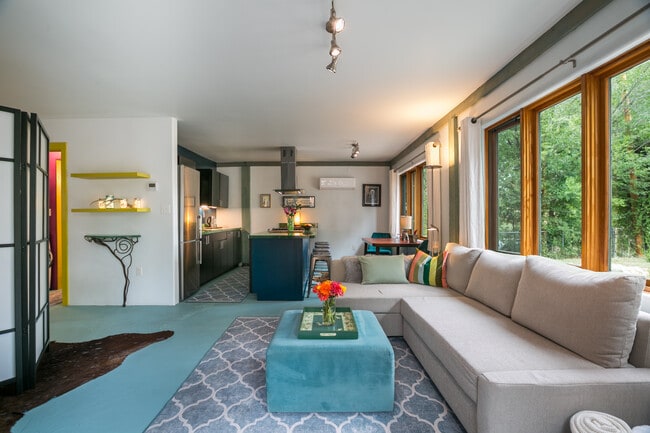 Building Photo - 402 Trujillo Ln