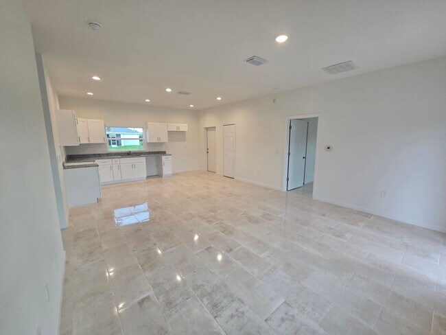Foto del edificio - BRAND NEW 3/2/1 -SW LEHIGH ACRES FL