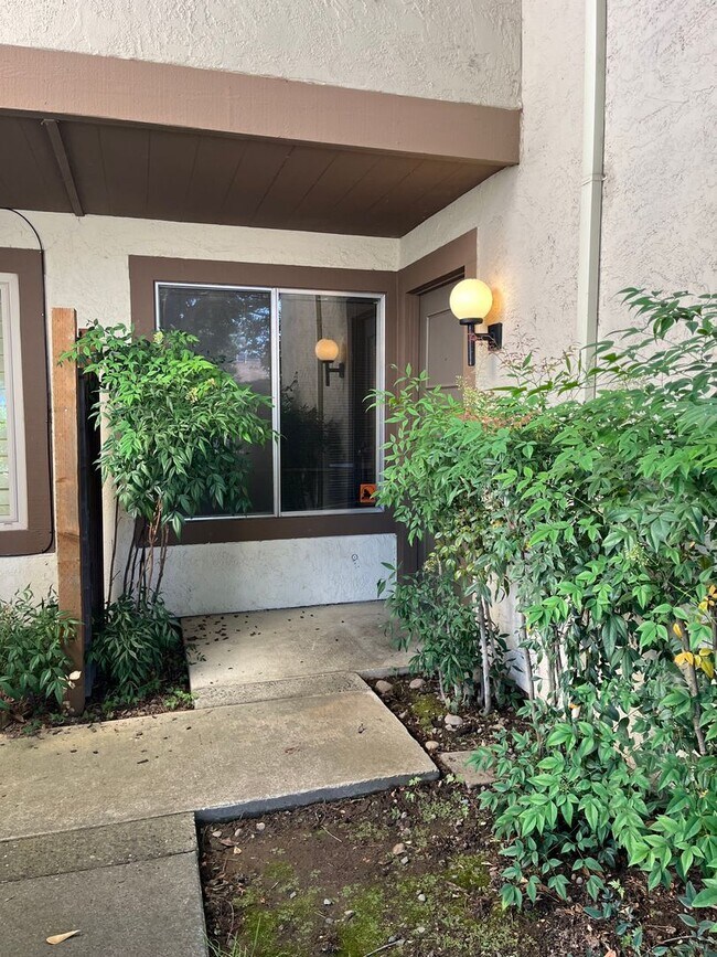 Foto del edificio - 3 BR 2.5 BA CONDO OFF LA RIVIERA