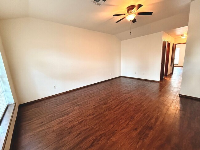 Foto del edificio - Charming 2BD 1BA Duplex in Yukon!!