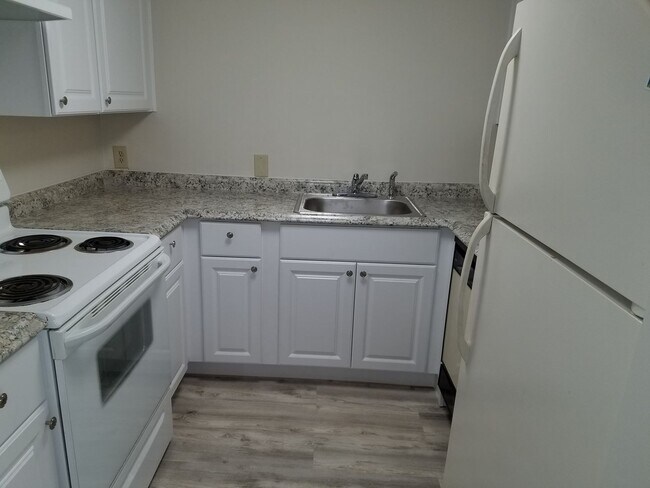 Building Photo - 2 Bedroom 1 Bath Uxbridge. ALL UTILITIES I...