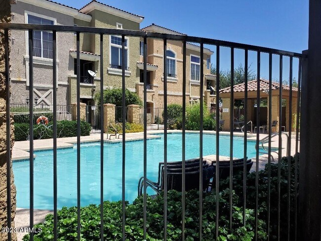 Foto del edificio - 2450 W Glenrosa Ave