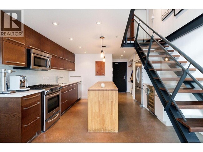 Building Photo - 1529 W 6th Ave