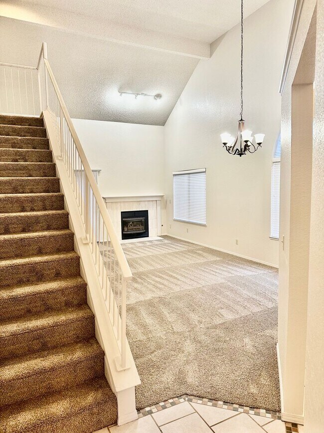 Building Photo - Large North Fresno condo near Woodward Park