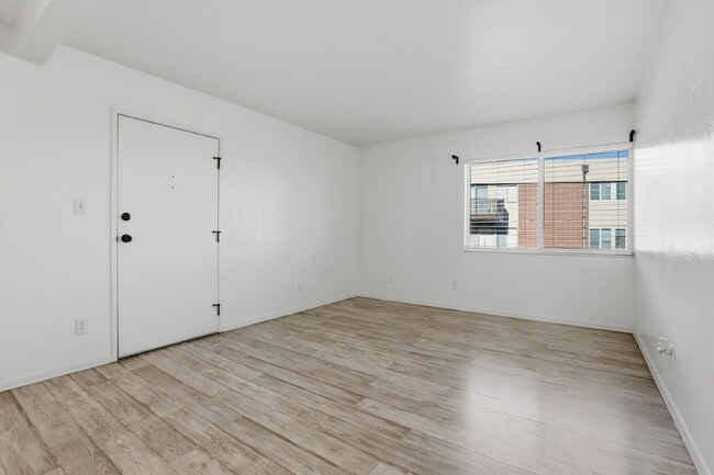 Building Photo - $1,370.95- 1 Bed, 1 Bath Condo in Denver with In Unit Washer/Dryer and Central AC!