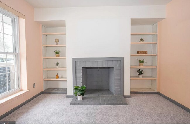 Foto del edificio - 704 Weatherstone Dr
