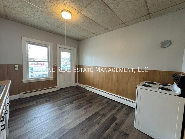 Building Photo - 172 College Ave